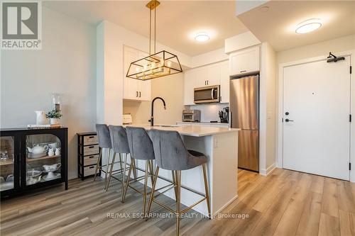 321 - 600 North Service Road, Hamilton (Lakeshore), ON - Indoor Photo Showing Kitchen With Upgraded Kitchen