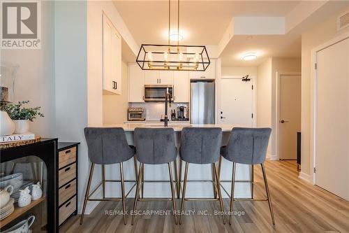 321 - 600 North Service Road, Hamilton (Lakeshore), ON - Indoor Photo Showing Kitchen With Upgraded Kitchen