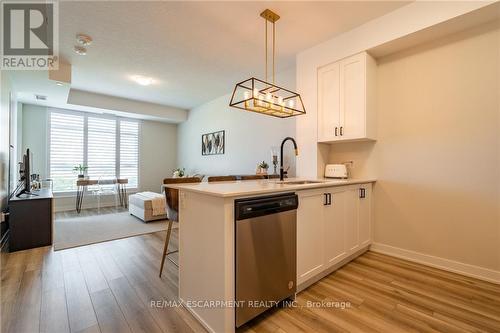 321 - 600 North Service Road, Hamilton (Lakeshore), ON - Indoor Photo Showing Kitchen