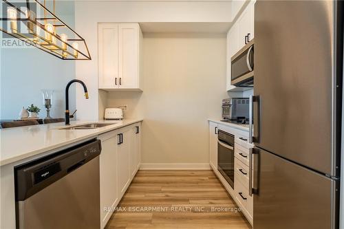 321 - 600 North Service Road, Hamilton (Lakeshore), ON - Indoor Photo Showing Kitchen With Double Sink