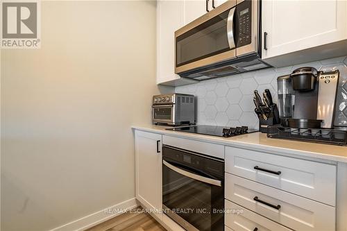 321 - 600 North Service Road, Hamilton (Lakeshore), ON - Indoor Photo Showing Kitchen