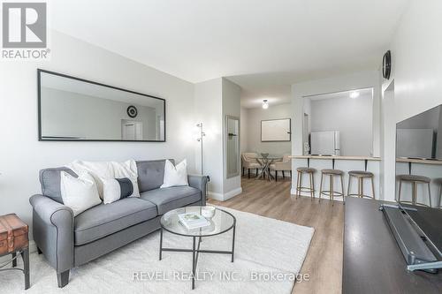 302 - 37 Mericourt Road, Hamilton, ON - Indoor Photo Showing Living Room