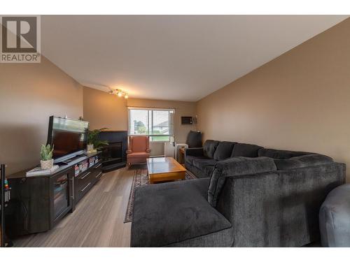 13-1876 Tranquille Rd, Kamloops, BC - Indoor Photo Showing Living Room