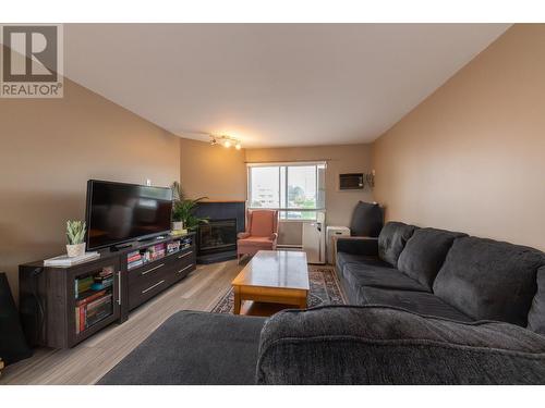 13-1876 Tranquille Rd, Kamloops, BC - Indoor Photo Showing Living Room