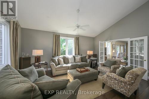 109 Parkview Drive, Thames Centre (Dorchester), ON - Indoor Photo Showing Living Room