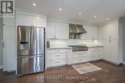 109 Parkview Drive, Thames Centre (Dorchester), ON - Indoor Photo Showing Kitchen With Upgraded Kitchen