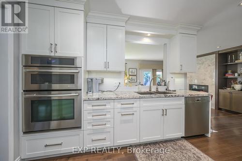 109 Parkview Drive, Thames Centre (Dorchester), ON - Indoor Photo Showing Kitchen With Upgraded Kitchen