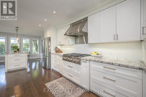 109 Parkview Drive, Thames Centre (Dorchester), ON - Indoor Photo Showing Kitchen With Upgraded Kitchen