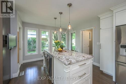 109 Parkview Drive, Thames Centre (Dorchester), ON - Indoor Photo Showing Kitchen With Upgraded Kitchen