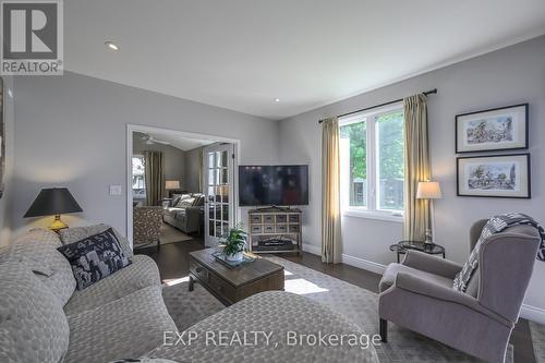 109 Parkview Drive, Thames Centre (Dorchester), ON - Indoor Photo Showing Living Room