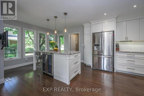 109 Parkview Drive, Thames Centre (Dorchester), ON - Indoor Photo Showing Kitchen With Upgraded Kitchen