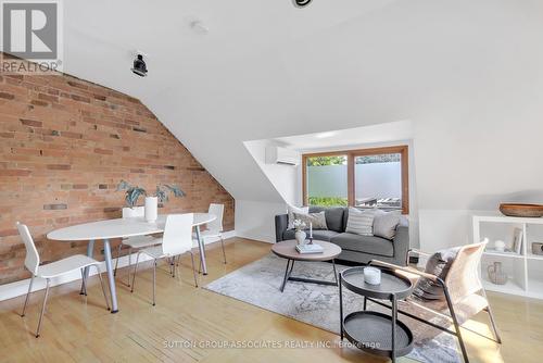 333 Brunswick Avenue, Toronto, ON - Indoor Photo Showing Living Room