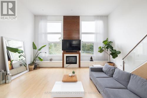 16 Egerton Lane, Toronto (Kensington-Chinatown), ON - Indoor Photo Showing Living Room With Fireplace