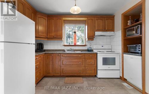 290 Chaleur Avenue, Oshawa (Lakeview), ON - Indoor Photo Showing Kitchen With Double Sink