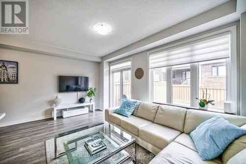 21 Fallharvest Way, Whitchurch-Stouffville, ON - Indoor Photo Showing Living Room