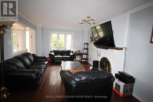 1 Ashford Court, Aurora (Aurora Highlands), ON - Indoor Photo Showing Living Room