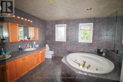 1 Ashford Court, Aurora (Aurora Highlands), ON - Indoor Photo Showing Bathroom