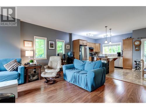 150 Mallach Road Unit# 204, Kelowna, BC - Indoor Photo Showing Living Room