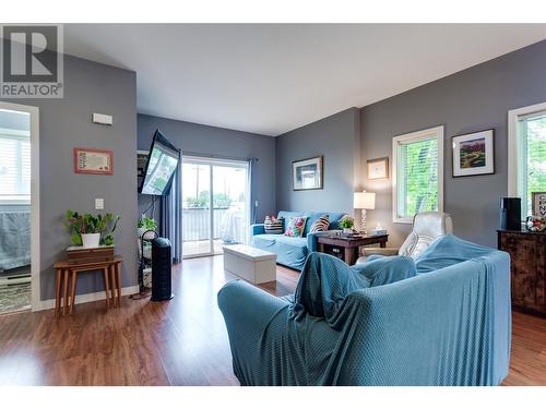 150 Mallach Road Unit# 204, Kelowna, BC - Indoor Photo Showing Living Room