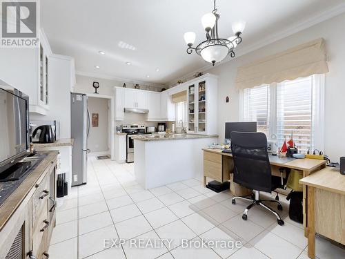 214 Drinkwater Road, Brampton (Fletcher'S West), ON - Indoor Photo Showing Kitchen With Upgraded Kitchen