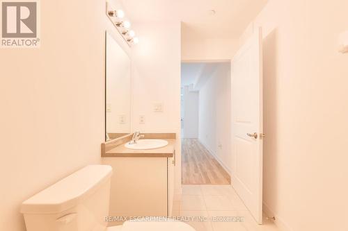 301 - 460 Dundas Street E, Hamilton, ON - Indoor Photo Showing Bathroom