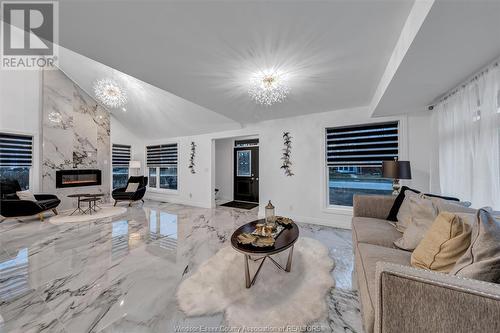 907 Reedmere Road, Windsor, ON - Indoor Photo Showing Living Room