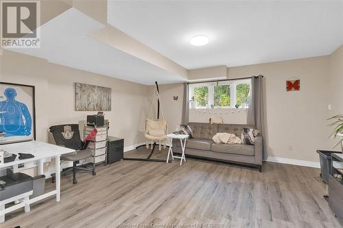 4851 Matchett Road, Windsor, ON - Indoor Photo Showing Living Room