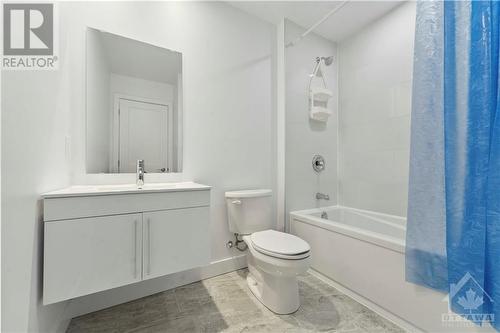 828 Maplewood Avenue Unit#A, Ottawa, ON - Indoor Photo Showing Bathroom