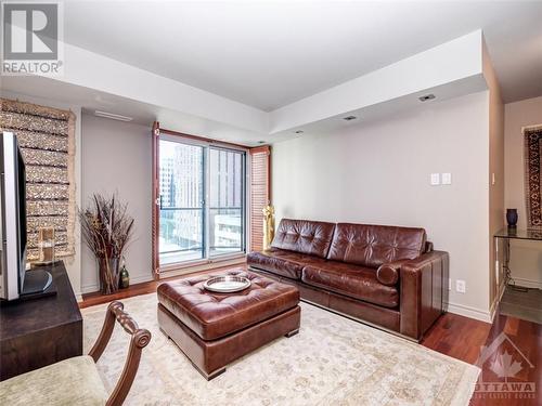 445 Laurier Avenue W Unit#705, Ottawa, ON - Indoor Photo Showing Living Room