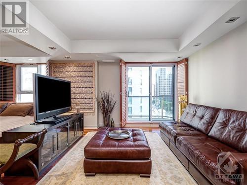 445 Laurier Avenue W Unit#705, Ottawa, ON - Indoor Photo Showing Living Room