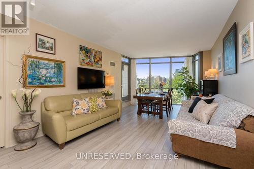 305 - 5 Mariner Terrace, Toronto (Waterfront Communities), ON - Indoor Photo Showing Living Room