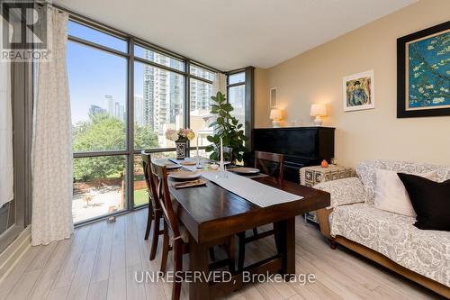 305 - 5 Mariner Terrace, Toronto (Waterfront Communities), ON - Indoor Photo Showing Living Room