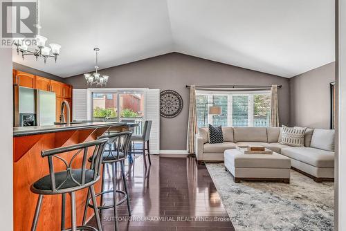 3335 Laburnum Crescent, Mississauga, ON - Indoor Photo Showing Living Room