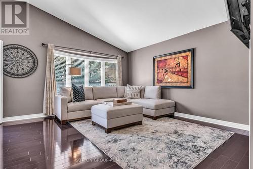 3335 Laburnum Crescent, Mississauga, ON - Indoor Photo Showing Living Room