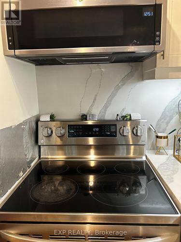 121 - 3888 Duke Of York Boulevard, Mississauga, ON - Indoor Photo Showing Kitchen