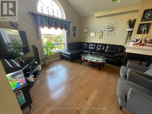 631 Warhol Way, Mississauga (Meadowvale Village), ON - Indoor Photo Showing Living Room