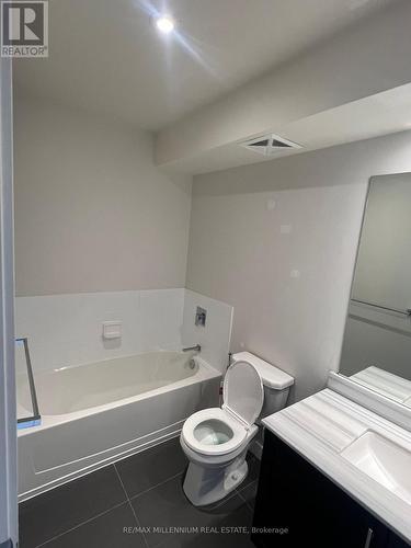 10 - 4020 Parkside Village Drive W, Mississauga (City Centre), ON - Indoor Photo Showing Bathroom