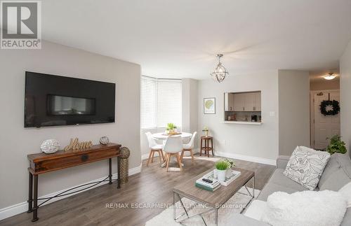 101 - 1270 Maple Crossing Boulevard, Burlington (Brant), ON - Indoor Photo Showing Living Room