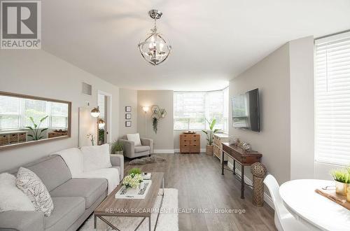 101 - 1270 Maple Crossing Boulevard, Burlington (Brant), ON - Indoor Photo Showing Living Room