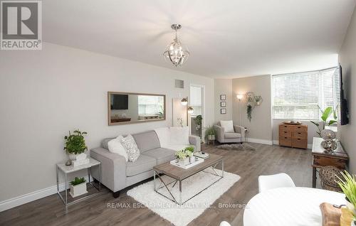 101 - 1270 Maple Crossing Boulevard, Burlington (Brant), ON - Indoor Photo Showing Living Room