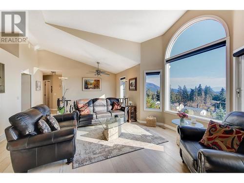 3536 Ranch Road, West Kelowna, BC - Indoor Photo Showing Living Room