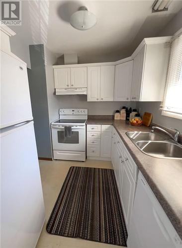 572 Summerhill Crescent, Sudbury, ON - Indoor Photo Showing Kitchen With Double Sink