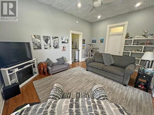 3670 Concession Drive, Southwest Middlesex (Glencoe), ON - Indoor Photo Showing Living Room