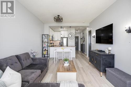 701 - 9235 Jane Street, Vaughan, ON - Indoor Photo Showing Living Room