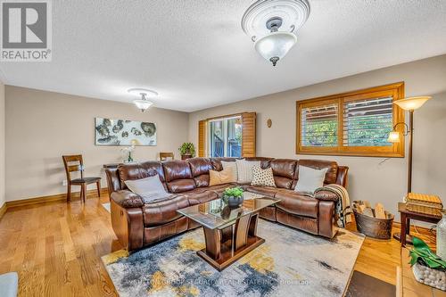 33 Hamer Boulevard, Toronto, ON - Indoor Photo Showing Living Room