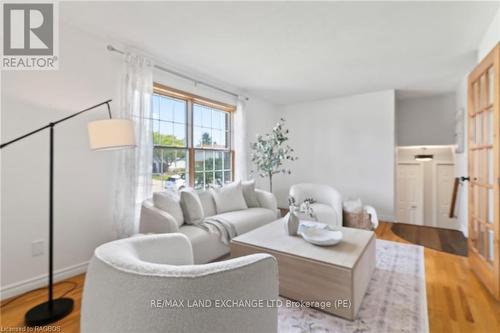 334 Parkwood Drive, Saugeen Shores, ON - Indoor Photo Showing Living Room