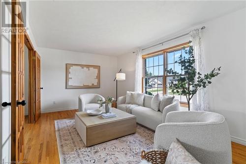 334 Parkwood Drive, Saugeen Shores, ON - Indoor Photo Showing Living Room