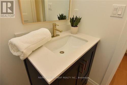 20 Clare Avenue, Hamilton (Hamilton Beach), ON - Indoor Photo Showing Bathroom