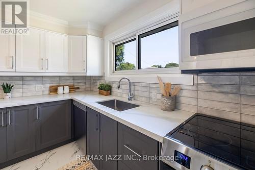 410 Elizabeth Street, Oshawa (Mclaughlin), ON - Indoor Photo Showing Kitchen