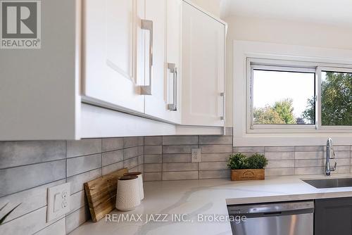 410 Elizabeth Street, Oshawa (Mclaughlin), ON - Indoor Photo Showing Kitchen